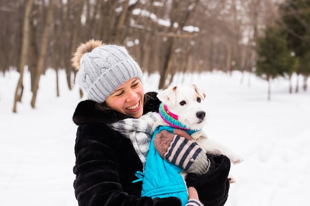 Jovem mulher ao ar livre com cachorro fofo