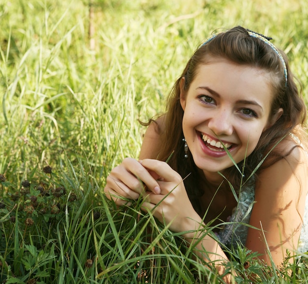 Jovem mulher ao ar livre na grama no verão