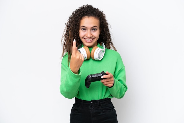 Jovem mulher árabe brincando com um controlador de videogame isolado no fundo branco fazendo o próximo gesto