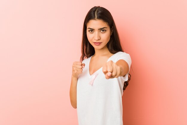 Jovem mulher árabe com laço rosa. de luta contra o câncer.