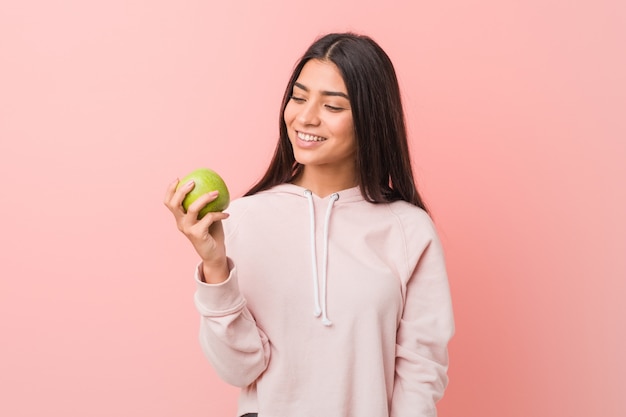 jovem mulher árabe comendo uma maçã