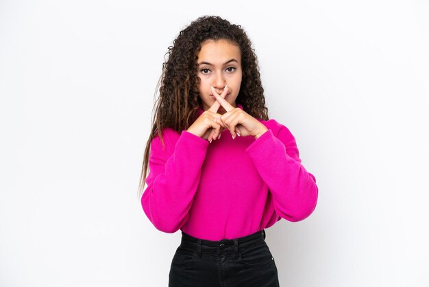 Foto jovem mulher árabe isolada em fundo branco mostrando um gesto de silêncio