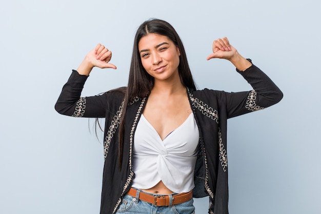 Jovem mulher árabe natural e bonita sente-se orgulhosa e auto-confiante, exemplo a seguir.