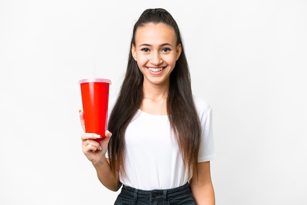 Jovem mulher árabe segurando refrigerante sobre fundo branco isolado sorrindo muito