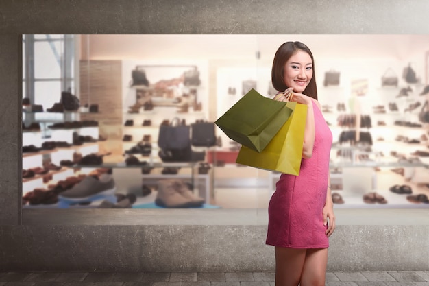 Jovem, mulher asian, com, bolsas para compras, andar