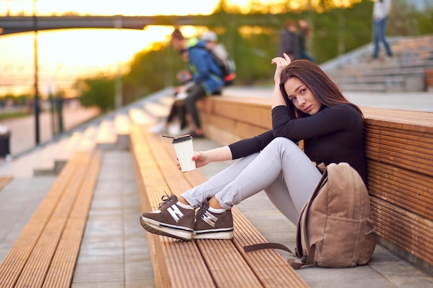 Jovem mulher asiática adolescente com retrato de cidade ao ar livre de café