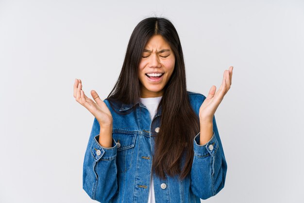 Jovem mulher asiática alegre rindo muito. Conceito de felicidade.