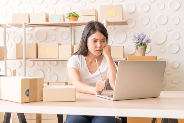 jovem mulher asiática arranque pequeno empresário trabalhando com tablet digital no local de trabalho.