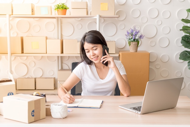 jovem mulher asiática arranque pequeno empresário trabalhando com tablet digital no local de trabalho.