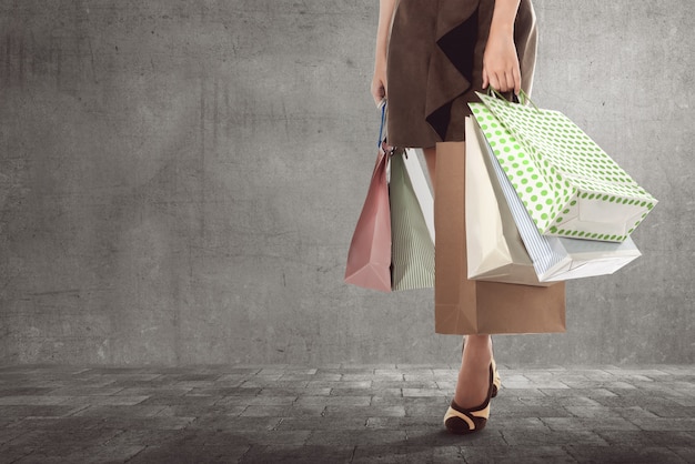 Jovem mulher asiática carregando sacolas de compras