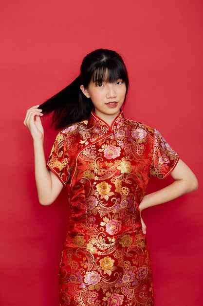 Jovem mulher asiática com cheongsam tradicional