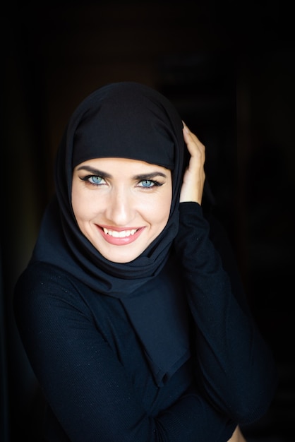 Jovem mulher asiática com lenço na cabeça sorrindo. linda mulher do oriente médio usando abaya arabian