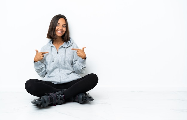 Jovem mulher asiática com patins no chão orgulhosa e satisfeita