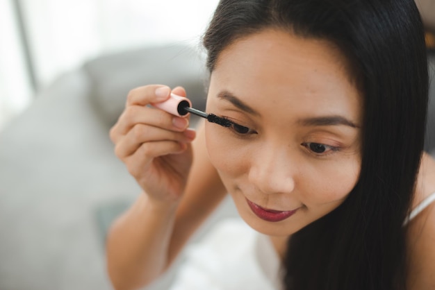 Jovem mulher asiática com pele de rosto lindo, mulher bonita e maquiagem cosmética de spa