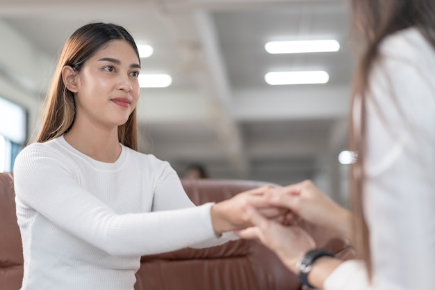 Jovem mulher asiática com problema de saúde mental encontrar psicólogo para consultar e terapia mental. Psicologia e conceito de terapia mental