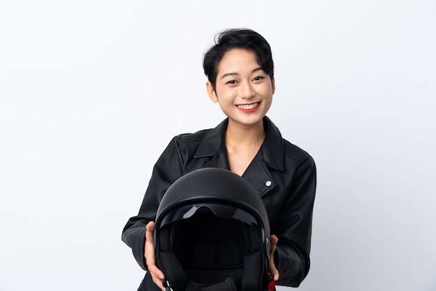 Jovem mulher asiática com um capacete de moto com expressão feliz