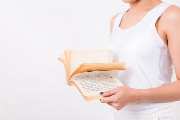 Jovem mulher asiática com um livro. Isolado no fundo branco. Iluminação de estúdio. Conceito para a educação