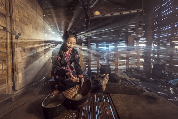 Jovem, mulher asiática, cozinhar, cozinha, em, laos, campo