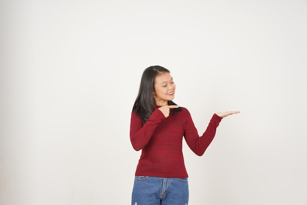 Jovem mulher asiática de camisa vermelha mostrando e segurando um espaço de cópia de palma aberta isolado em fundo branco