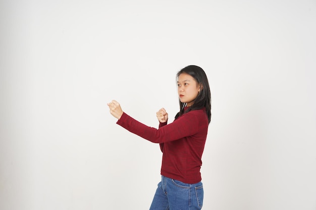 Jovem mulher asiática de camisa vermelha Punching Fist to Fight isolada em fundo branco