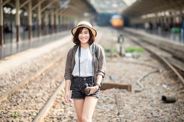 Jovem mulher asiática de viagens está desfrutando com belo lugar em Bangkok, Tailândia