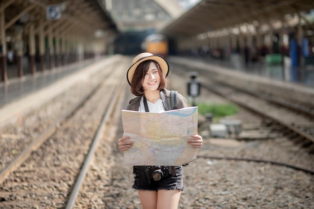 Jovem mulher asiática de viagens está desfrutando com belo lugar em Bangkok, Tailândia