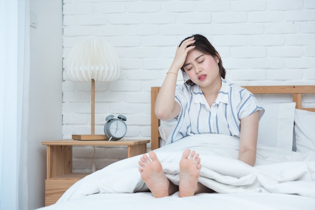 Jovem mulher asiática dormindo na cama