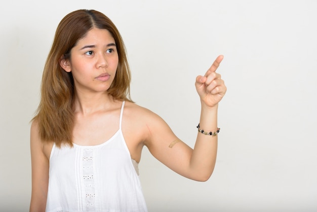 Jovem mulher asiática em branco