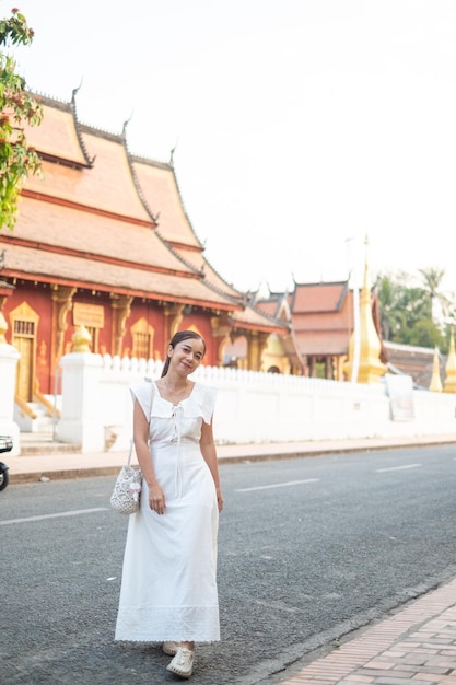 Jovem mulher asiática em wat sene souk haram luang prabang laos