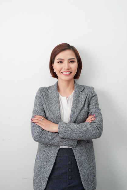 Foto jovem mulher asiática empreendedora, braços de mulher de negócios cruzados em branco