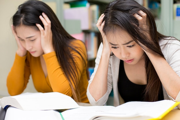 Jovem mulher asiática está lendo