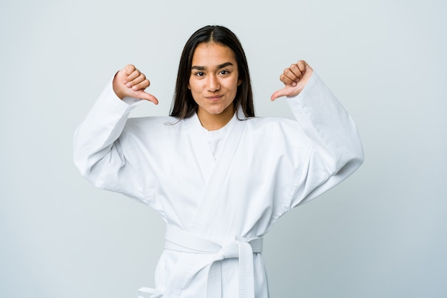 Jovem mulher asiática fazendo caratê se sente orgulhosa e autoconfiante, exemplo a seguir.