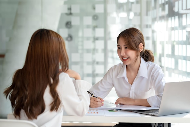 Jovem mulher asiática fazendo uma entrevista de emprego no escritório