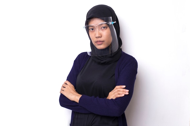 Jovem mulher asiática muçulmana com protetor facial