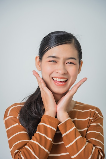 Jovem mulher asiática muito sorridente