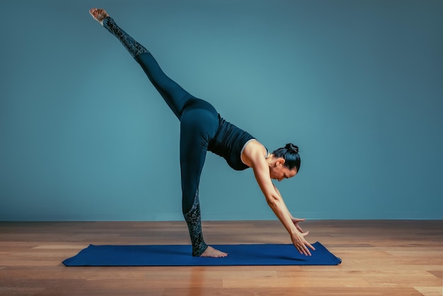 Jovem mulher asiática na bakasana pose de ioga de guindaste mulher atraente praticando handstand asana para