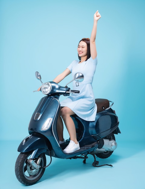 Jovem mulher asiática na moto