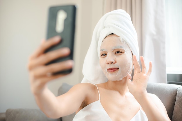 Jovem mulher asiática no conceito de beleza para a pele e estilo de vida de tratamento saudável