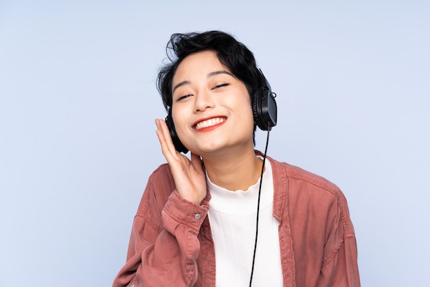 Jovem mulher asiática ouvindo música