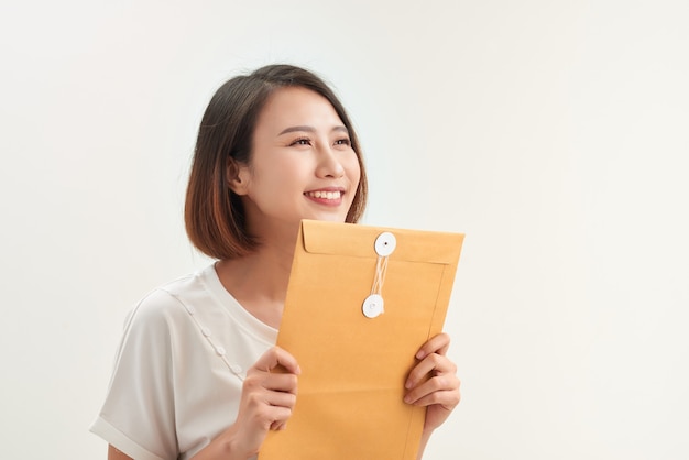 Jovem mulher asiática segurando envelopes de documentos para candidatura a emprego