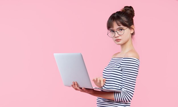 Jovem mulher asiática segurando laptop