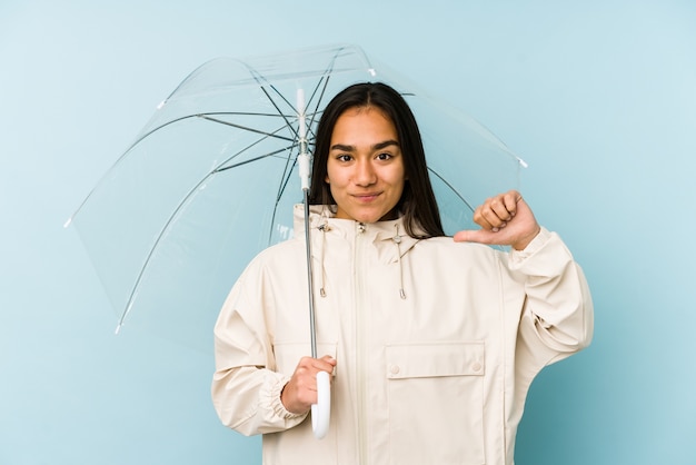 Jovem mulher asiática segurando um guarda-chuva