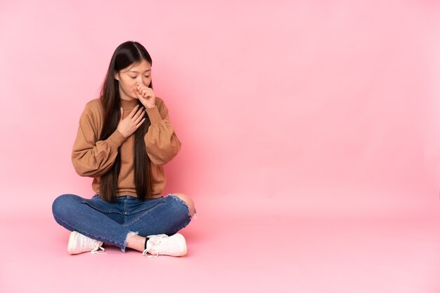 Jovem mulher asiática sentada no chão