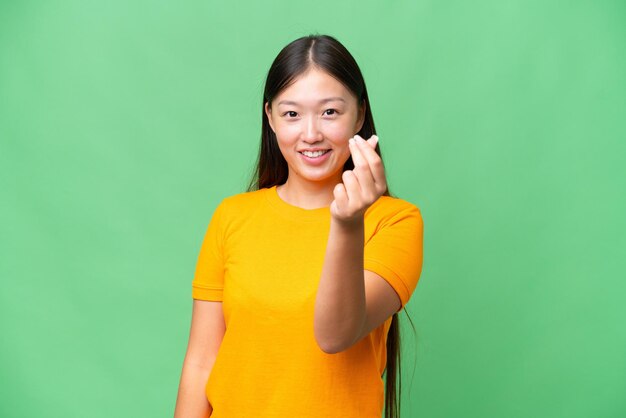 Jovem mulher asiática sobre fundo isolado cobrindo os olhos pelas mãos