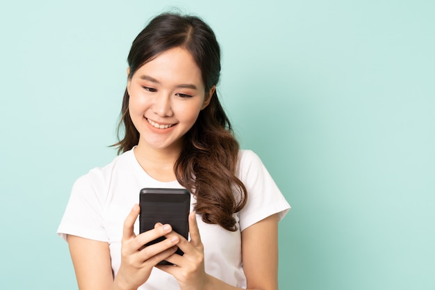 Foto jovem mulher asiática sorrindo sobre fundo azul