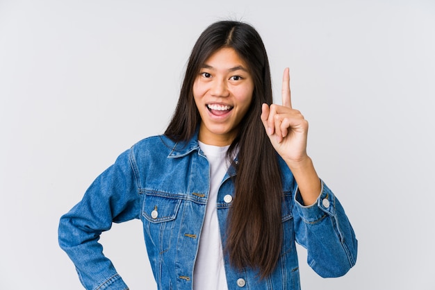 Jovem mulher asiática, tendo uma idéia, conceito de inspiração.