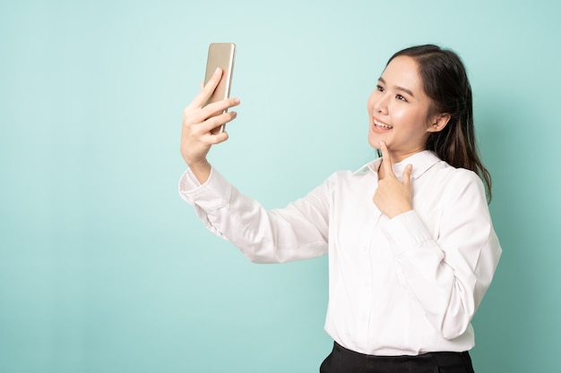 Foto jovem mulher asiática tomando uma selfie
