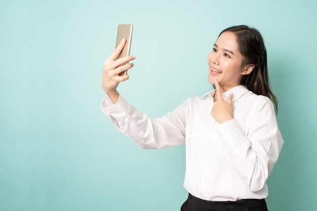 Jovem mulher asiática tomando uma selfie