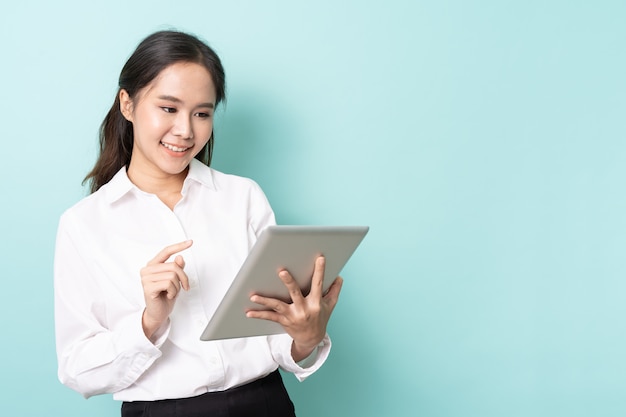 Jovem mulher asiática trabalhando on-line em um tablet