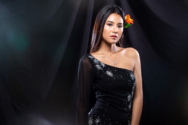 Jovem mulher asiática usa lantejoulas vestido de baile